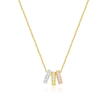 Collar colgante de círculo pavé de tres tonos - Primer plano del collar colgante de círculo pavé de tres tonos, mostrando los tres círculos entrelazados en rodio, oro y oro rosa, cada uno engastado con brillantes piedras de circonio cúbico.