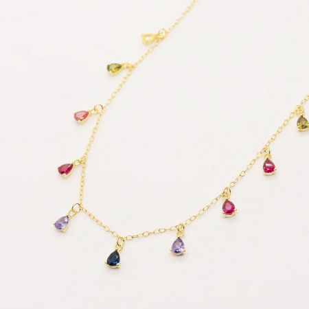 Conjunto de collar de lágrima colgante arcoíris de plata esterlina 925 - Un primer plano del collar de lágrima colgante arcoíris de plata esterlina 925, mostrando su cadena de oro y piedras preciosas vibrantes y multicolores.