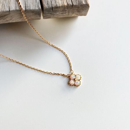 Collier en opale trèfle minimaliste en argent sterling 925 en gros. - Gros plan du collier en opale trèfle minimaliste en argent sterling 925, montrant la chaîne plaquée or 18K et le pendentif trèfle à quatre feuilles avec des pierres d'opale iridescentes.