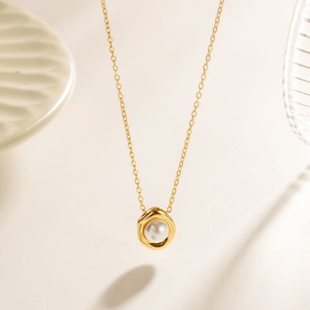 Roestvrijstalen gouden onregelmatige parel hanger ketting set van 5 - Elegante vergulde roestvrijstalen ketting met een unieke onregelmatige parel hanger, op een schone witte achtergrond.