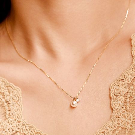Collier en argent sterling 925 avec une seule perle et pierre de zircon en gros - Gros plan d'un collier en argent sterling 925 en gros avec un pendentif en perle unique et pierre de zircon, présenté en finition or.