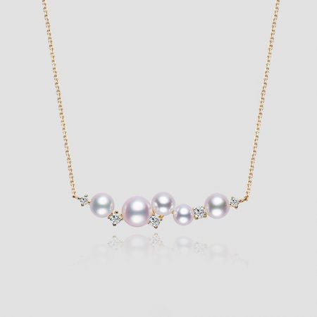 Collar de cuentas de perlas de concha chapado en oro de 18K de plata esterlina 925 - Un primer plano del collar de plata esterlina 925, chapado en oro de 18K, con un delicado arreglo de cuentas de perlas de concha brillantes.