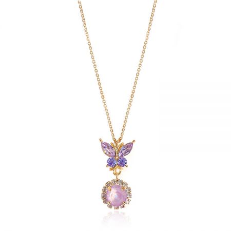 Collar de mariposa rosa chapado en oro - Primer plano del collar de mariposa rosa chapado en oro, mostrando el detallado colgante de mariposa de piedra preciosa púrpura en una cadena de oro.