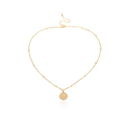 Een gouden sterrenbeeld ketting met een ronde hanger vanuit een andere hoek.
