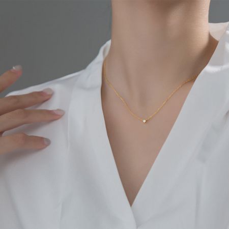 Close-up of the gold-plated 925 silver necklace with a sparkling CZ stone.