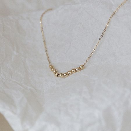 Affichage minimaliste à plat du collier en perles argent 925, mettant en avant son design élégant et tendance.