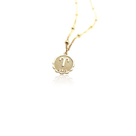 Close-up van het Taurus sterrenbeeld hanger aan een gouden ketting.