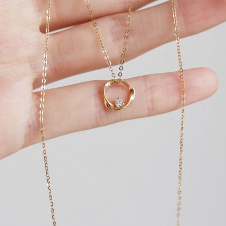 Vue détaillée du pendentif Mobius avec un zircon cubique en forme de goutte.