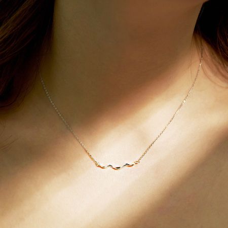 El collar de ola de costa también está disponible en un acabado dorado para pedidos personalizados.