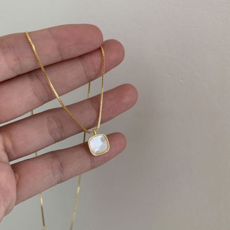 Collar con cadena de clavícula y colgante de concha cuadrada de plata esterlina 925. - Primer plano del collar con colgante de concha cuadrada de plata esterlina 925 en un acabado radiante de oro rosa, exhibido sobre un fondo neutro.