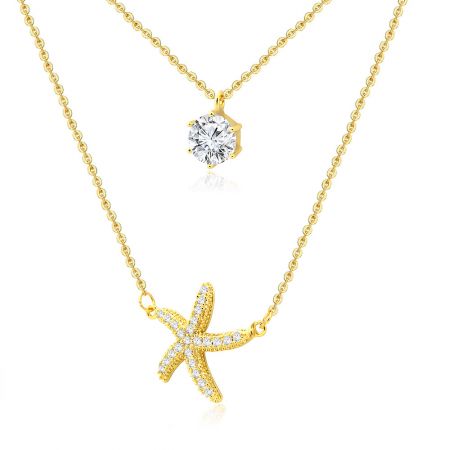 Detailaufnahme, die die beiden unterschiedlichen Anhänger zeigt: einen brillanten Diamant-Solitär und einen schimmernden, mit Diamanten besetzten Seestern.