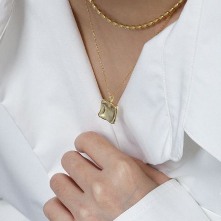 18K 골드 스퀘어 참 목걸이의 클로즈업, 미니멀리스트 디자인과 품질 마감을 강조합니다.