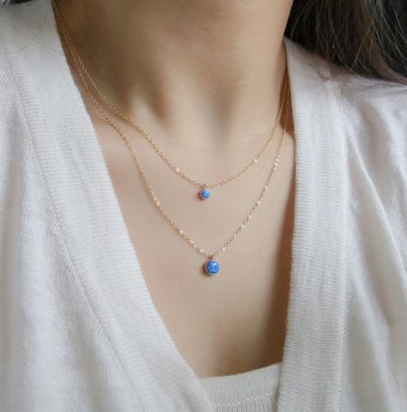 Modello che indossa la collana in argento sterling 925 con lapislazzuli blu per mostrare il suo drappeggio elegante e stile.