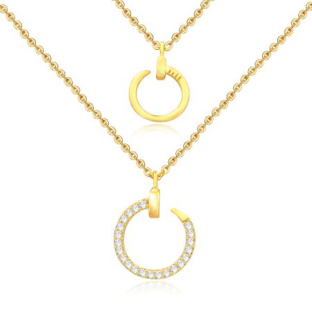 Een close-up van de twee verschillende ronde hangers, de ene glad en de andere met sprankelende cubic zirconia.