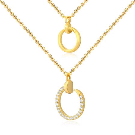 Een andere hoek die het elegante ontwerp en de vergulde afwerking van de gelaagde cirkelhanger ketting laat zien.