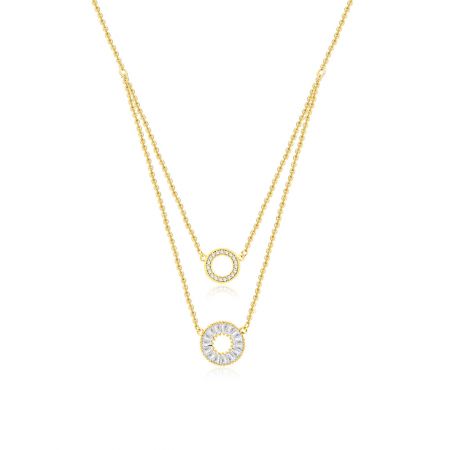 Collar de doble capa con círculo abierto y pavé de circonitas cúbicas - Un primer plano del collar de doble capa con círculo abierto CZ Pave, que muestra sus dos cadenas de oro y sus brillantes colgantes de circonita cúbica.
