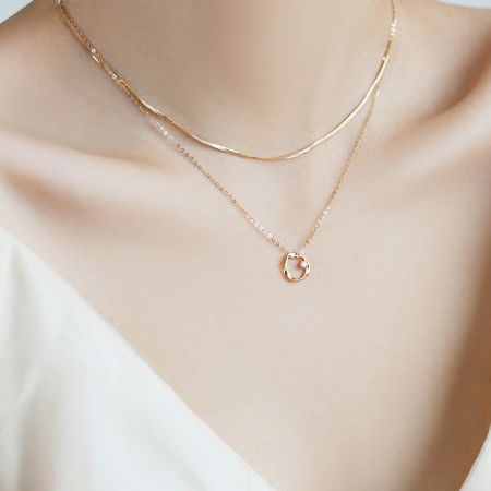 Deux colliers pendentifs Mobius en argent sterling affichés ensemble.