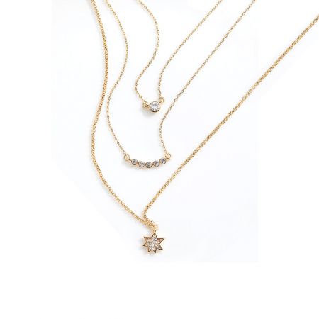 Três colares de ouro elegantes exibidos juntos, com pingentes de diamante brilhantes.