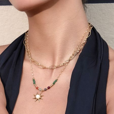 Kleurrijke Kralen Zonhanger Ketting Groothandel Roestvrijstalen Sieraad Set van 5 - Model dat de kleurrijke kralen zonhanger ketting draagt, een groothandel roestvrijstalen sieraad perfect voor zomer mode.
