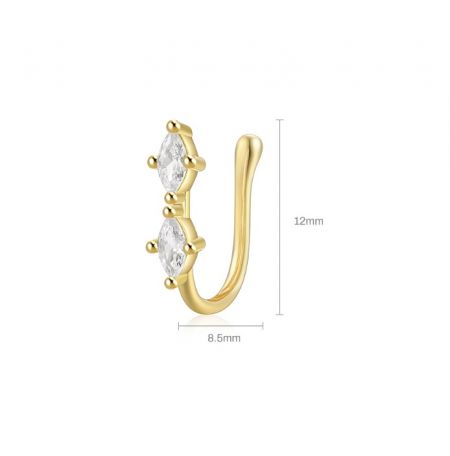 Vista dettagliata di un fermaglio per naso in argento sterling placcato oro con due pietre in zirconia cubica a taglio marquise trasparenti.