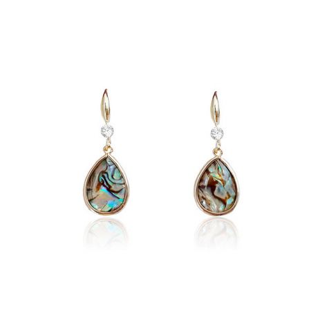 Boucles d'oreilles en forme de goutte de coquillage avec crochet de poisson - Une paire de boucles d'oreilles en forme de goutte de coquillage avec plaquage en or, mettant en valeur des gouttes de nacre iridescentes et un petit accent en cristal clair.