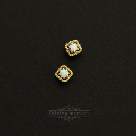 Orecchini a perno in opale dorato minimalista in argento sterling 925 (set di 5 paia) - Un paio di orecchini a perno minimalisti in oro vintage in argento sterling 925 con brillanti pietre di opale bianco, parte di un set di cinque paia.