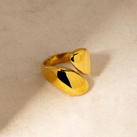 Um único anel aberto polido em ouro exibido em um fundo neutro.