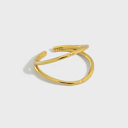 Gedetailleerde productfoto van de 18K vergulde dubbele lijn open ring.
