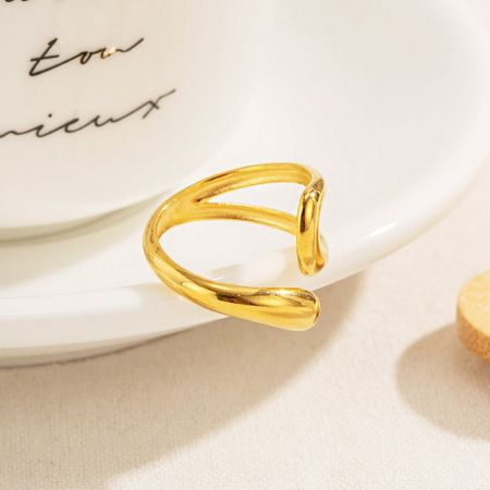 Productfoto van de gouden open ontwerp verstelbare ring.