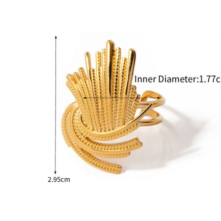 Scatto del prodotto di un anello color oro ornato con dettagli di misurazione.