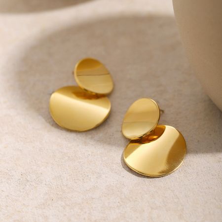 Pendientes de disco laminado redondo geométrico de acero inoxidable (5 pares) - Un par de pendientes geométricos de acero inoxidable con acabado dorado, que presentan un diseño elegante de disco laminado y superpuesto, sobre un fondo blanco limpio.