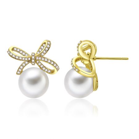 Une paire de boucles d'oreilles pendantes en or perlé avec un design de nœud complexe orné de diamants.