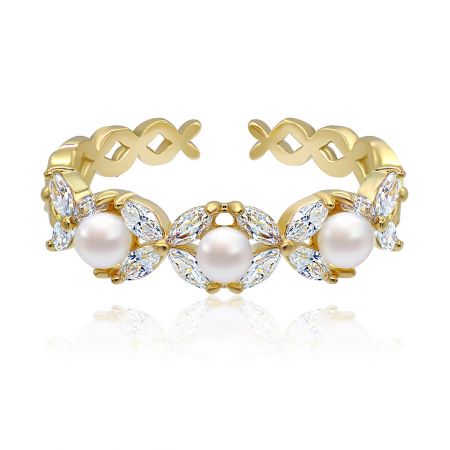 Drievoudige witte parel- en zirkonia-ring in verguld goud - Een close-up van de Triple White Pearl en CZ Ring, die zijn drie schitterende witte parels en sprankelende cubic zirconia-stenen op een gepolijste vergulde band toont.