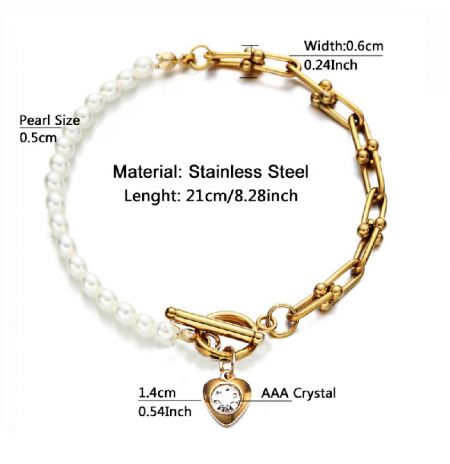 Detaljerad vy av Crystal Heart Pearl Toggle Bracelet som visar låset och pärldetaljer.