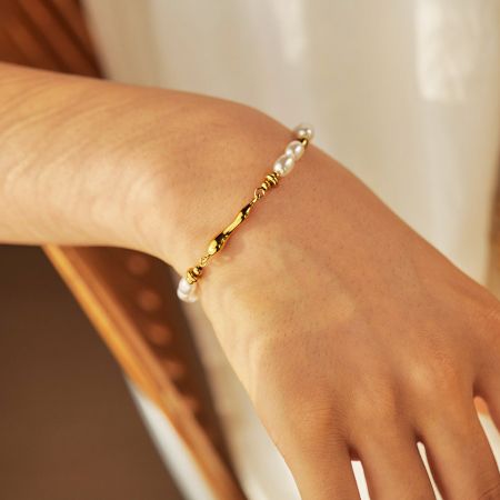 Nahaufnahme des vintage Perlenarmbandsets, das an einem Handgelenk getragen wird.