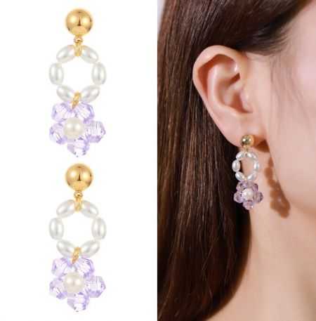 Pendientes Colgantes de Cristal Floral con Cuentas - Un par de pendientes colgantes de cristal floral con cuentas y baño de oro, que exhiben racimos de cristales morados y una sola perla blanca en la parte superior.