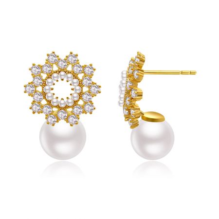 Vue détaillée de la boucle d'oreille en perles de 10MM avec un support en or et un motif de fleur en cristal.