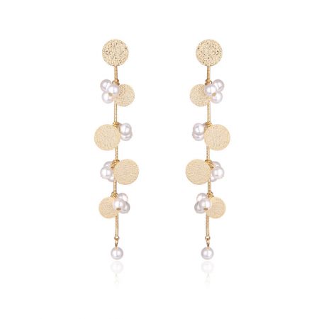 Boucles d'oreilles en chaîne avec disques texturés en perles. - Une paire de boucles d'oreilles en chaîne avec disques texturés en perles, au design symétrique, présentant des disques texturés plaqués or et des accents élégants en perles blanches.