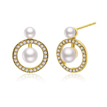 Toma en ángulo del Stud Bar Pearl Circle chapado en oro, que enfatiza el contraste entre las perlas grandes y pequeñas y la brillante circonita cúbica.