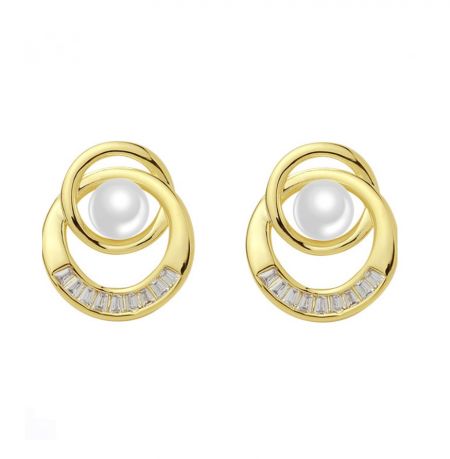 Pendientes de perla de doble anillo - Vista frontal de los pendientes de perla de doble anillo, mostrando los anillos dobles chapados en oro, la perla blanca central y las piedras de circonio cúbico que la rodean.