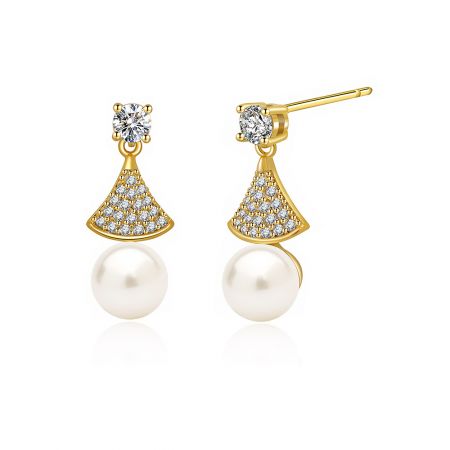 Toma detallada de los pendientes de perlas con diseño de abanico, destacando las brillantes piedras de circonio cúbico.