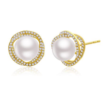 Détail en gros plan de la boucle d'oreille en perles imitations florales pavées, montrant le savoir-faire du plaquage en or et de la mise en pierre.