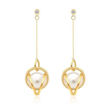 Boucles d'oreilles en perles filigranées dorées - Une paire de boucles d'oreilles en perles filigranées dorées, mettant en valeur l'ornementation en métal doré complexe, la perle centrale et les pierres en zircon cubique étincelantes.