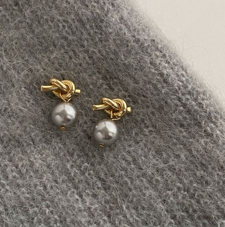 Orecchini in perle annodate in argento sterling 925 - Un paio di orecchini in perle annodate in argento sterling 925 con una finitura elegante placcata in oro, che mettono in mostra le perle lucenti.