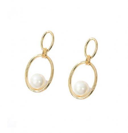 Bague ovale polie avec boucles d'oreilles en perles. - Une paire de boucles d'oreilles en perles avec une bague ovale polie avec des gouttes de perles délicates, présentant une finition plaquée or 18 carats.
