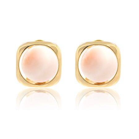 Clip a conchiglia quadrata con orecchini a montante - Un paio di orecchini a clip quadrati con conchiglia con montatura in oro e un centrotavola rotondo con conchiglia rosa chiaro, mostrato su uno sfondo bianco riflettente.