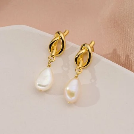 925 Zilver 18k Goud Geplateerde Vintage Knoop Parel Dangle Oorbellen - Een paar 18k goudplated 925 sterling zilveren oorbellen met een vintage knoopontwerp en elegante witte pareldruppels.