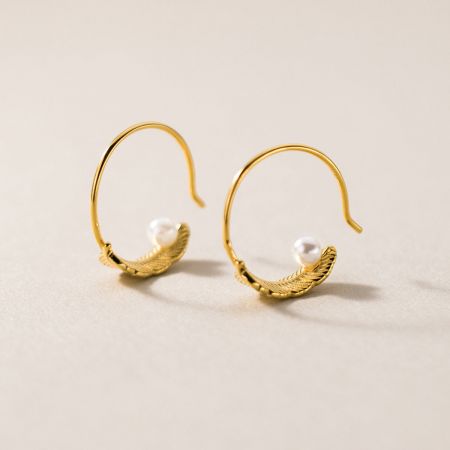 Orecchini a perno a cerchio C in argento sterling 925 con piuma d'oro e perle (5 paia) - Un primo piano di un orecchino a cerchio C in argento sterling 925 con placcatura in oro, caratterizzato da un design a piuma testurizzata e un accento di perla bianca singola.