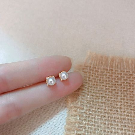 Orecchini a perno singolo con perla in argento sterling 925 (5 paia) - Una ripresa ravvicinata in studio di eleganti orecchini a perno singolo in argento sterling 925 con finitura oro lucido, che mostrano il loro design classico.