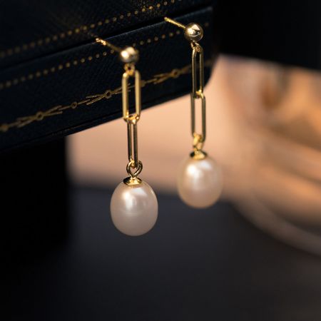 Orecchini a goccia con pendente in perla a catena vintage in argento sterling 925 (Set di 5 paia) - Un paio di orecchini vintage in argento sterling 925 con catena a maglie, con un pendente in perla lucente e una finitura elegante placcata in oro, esposti su uno sfondo neutro.